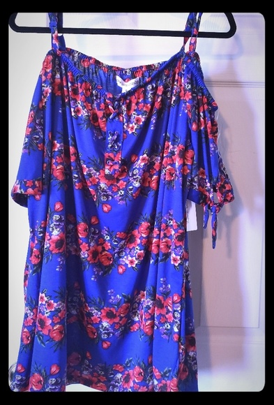 New York Laundry Tops - Pretty off the shoulder style shirt